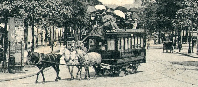 Détail sur un tramway à impériale découverte et traction hippomobile, sans doute exploité par la Compagnie générale des Omnibus. Public domain image.
